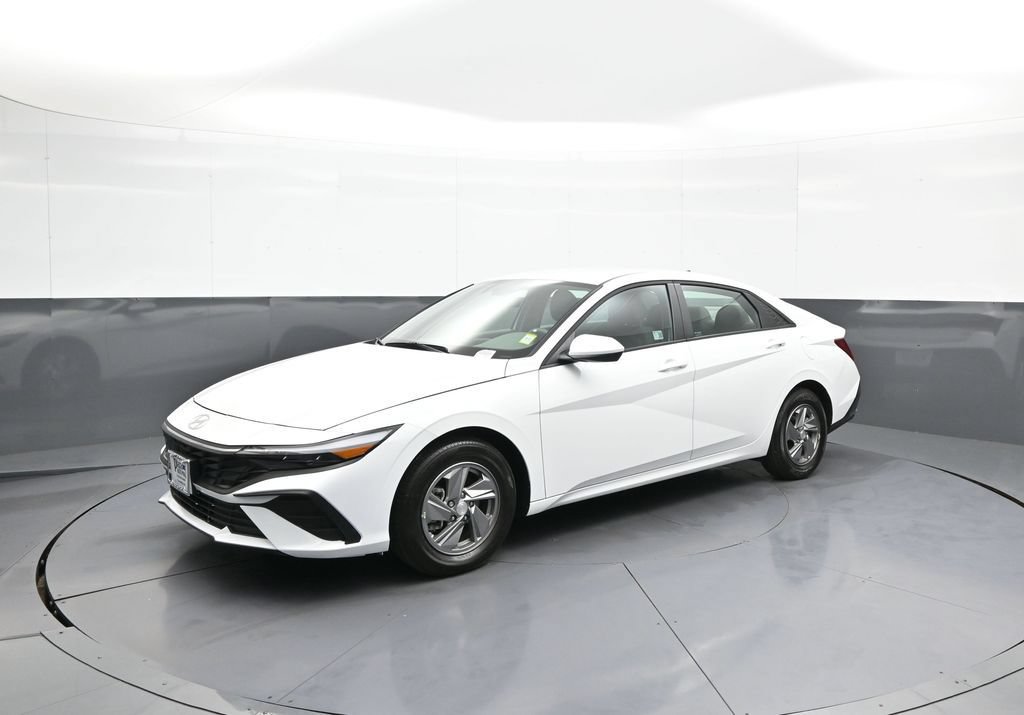 Certified 2025 Hyundai Elantra SE w/ Cargo Package FWD image 10