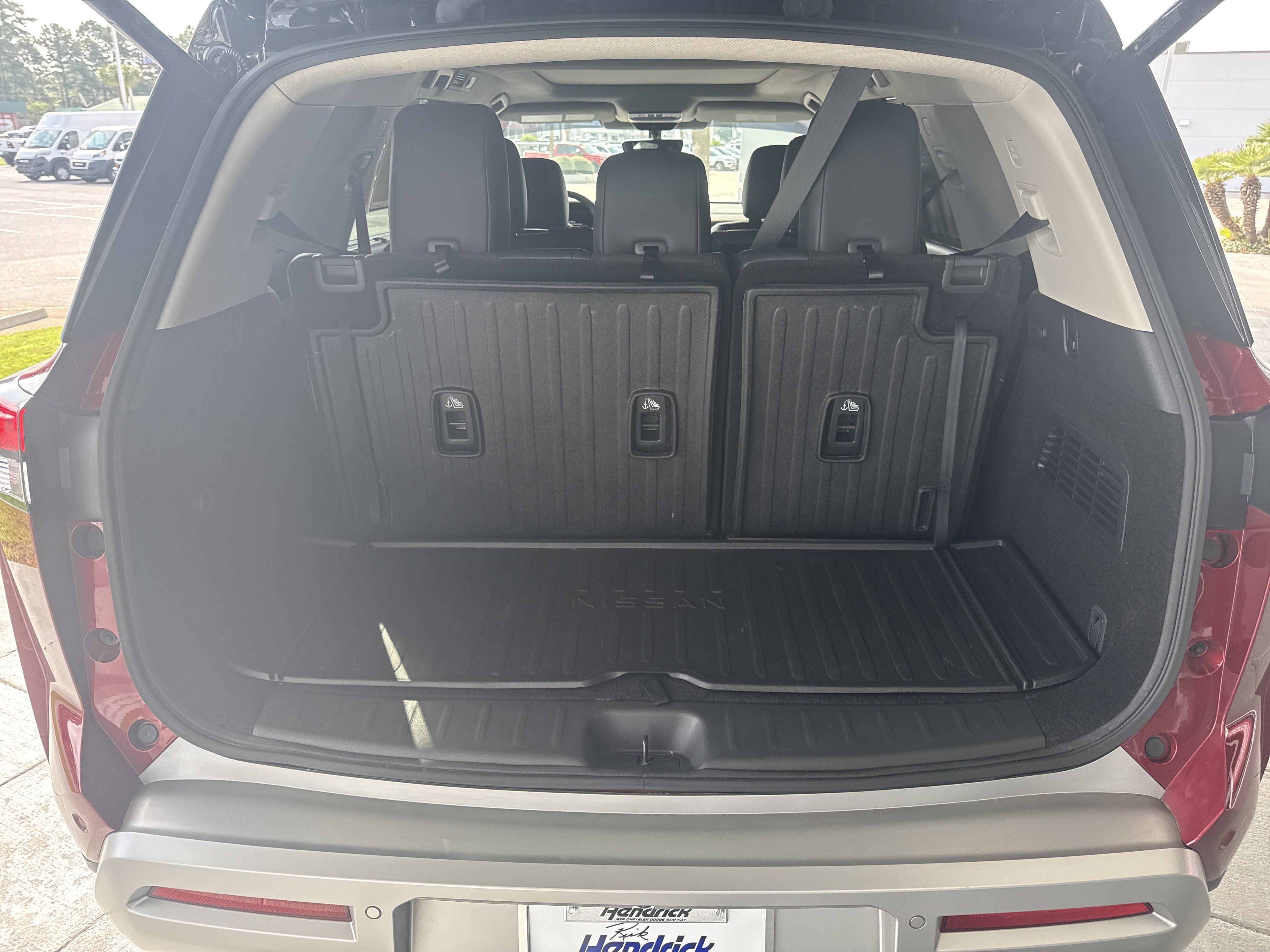 Used 2023 Nissan Pathfinder Platinum w/ Cargo Package AWD/4WD image 32