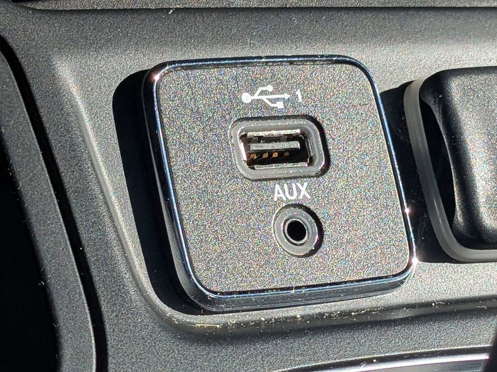 Used 2019 Jeep Cherokee Latitude w/ Popular Appearance Group image 8