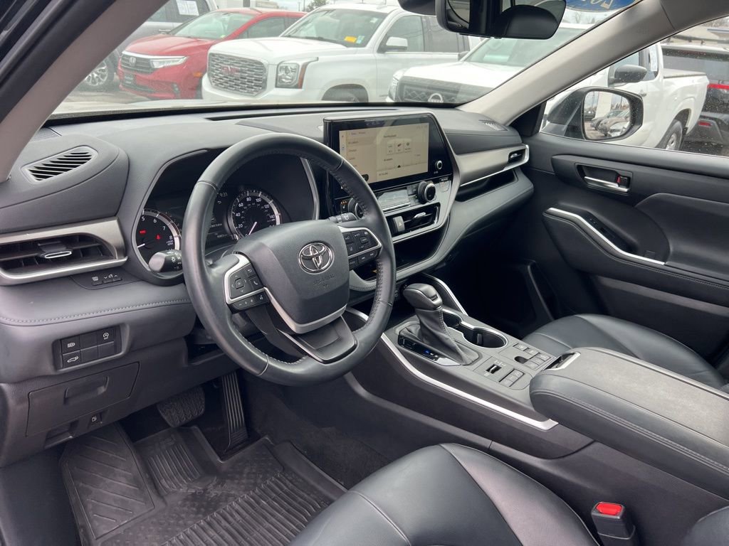 Used 2023 Toyota Highlander XLE image 9