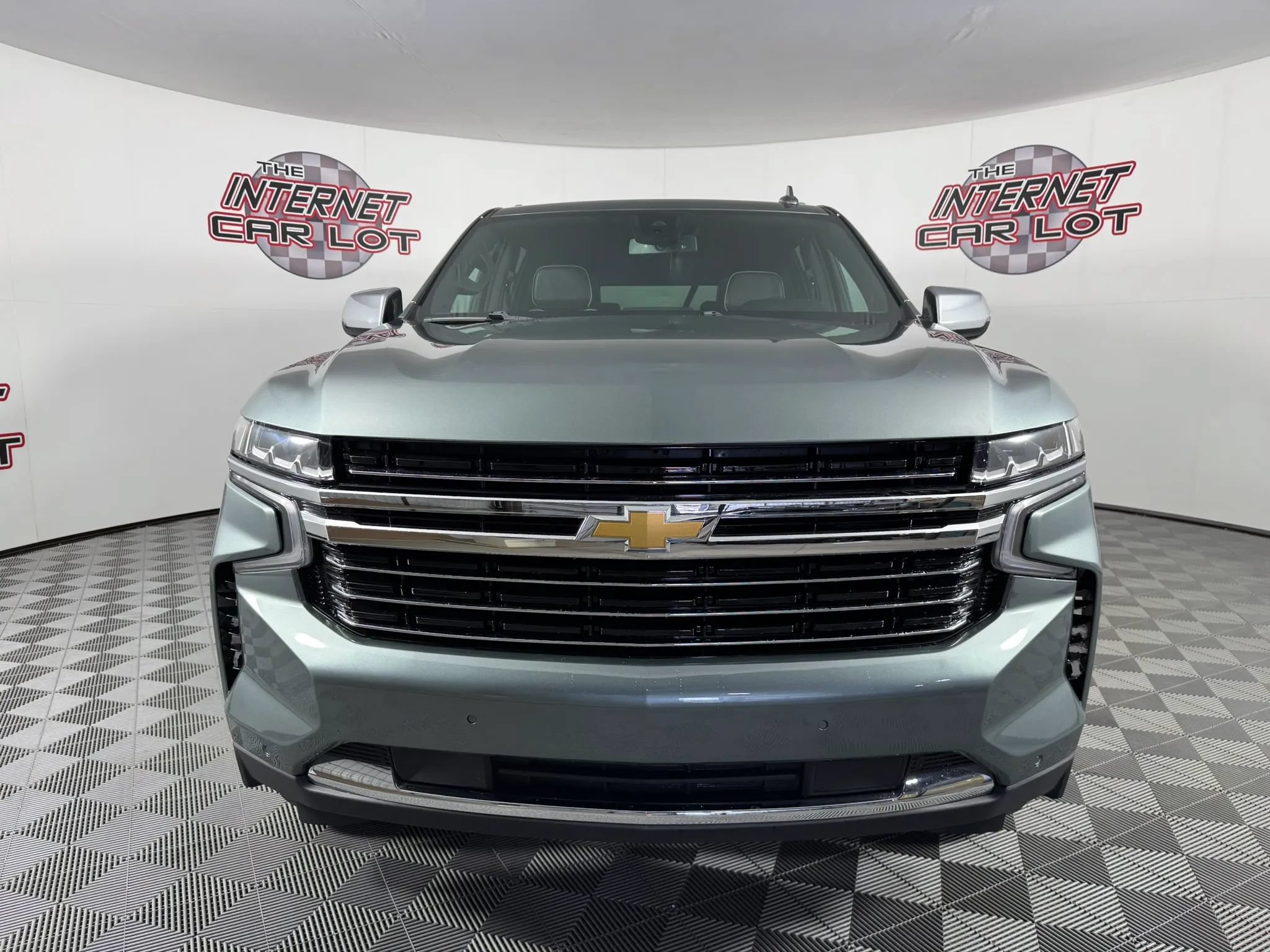 Used 2023 Chevrolet Suburban Premier AWD/4WD image 2