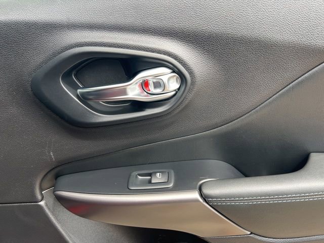 Used 2020 Jeep Cherokee Latitude Plus w/ Comfort/Convenience Group FWD image 33