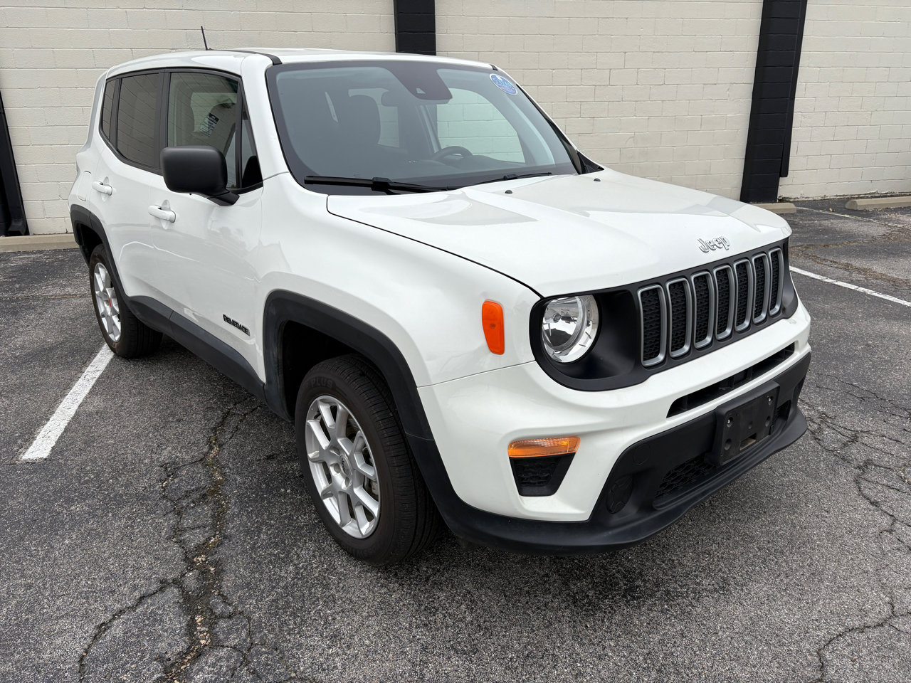 Used 2023 Jeep Renegade Latitude image 2