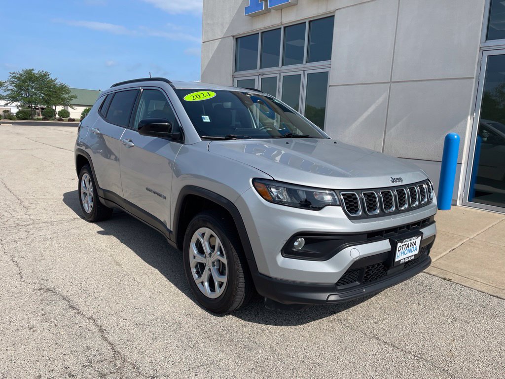 Used 2024 Jeep Compass Latitude AWD/4WD image 1