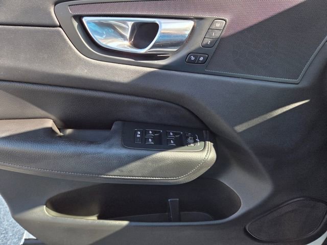 Used 2020 Volvo XC60 T5 Momentum w/ Protection Package image 29