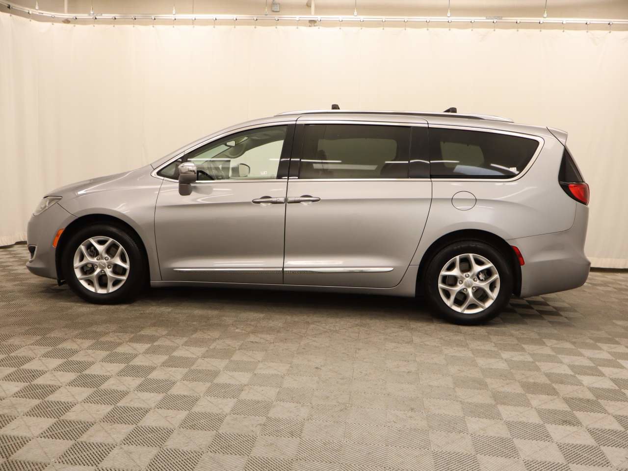 Used 2020 Chrysler Pacifica Limited image 2