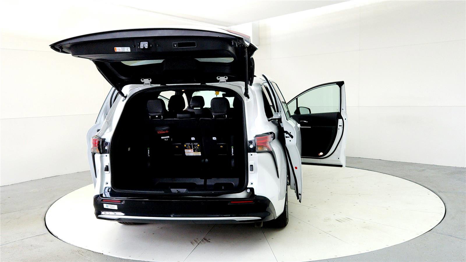 Used 2026 Toyota Sienna Platinum image 11
