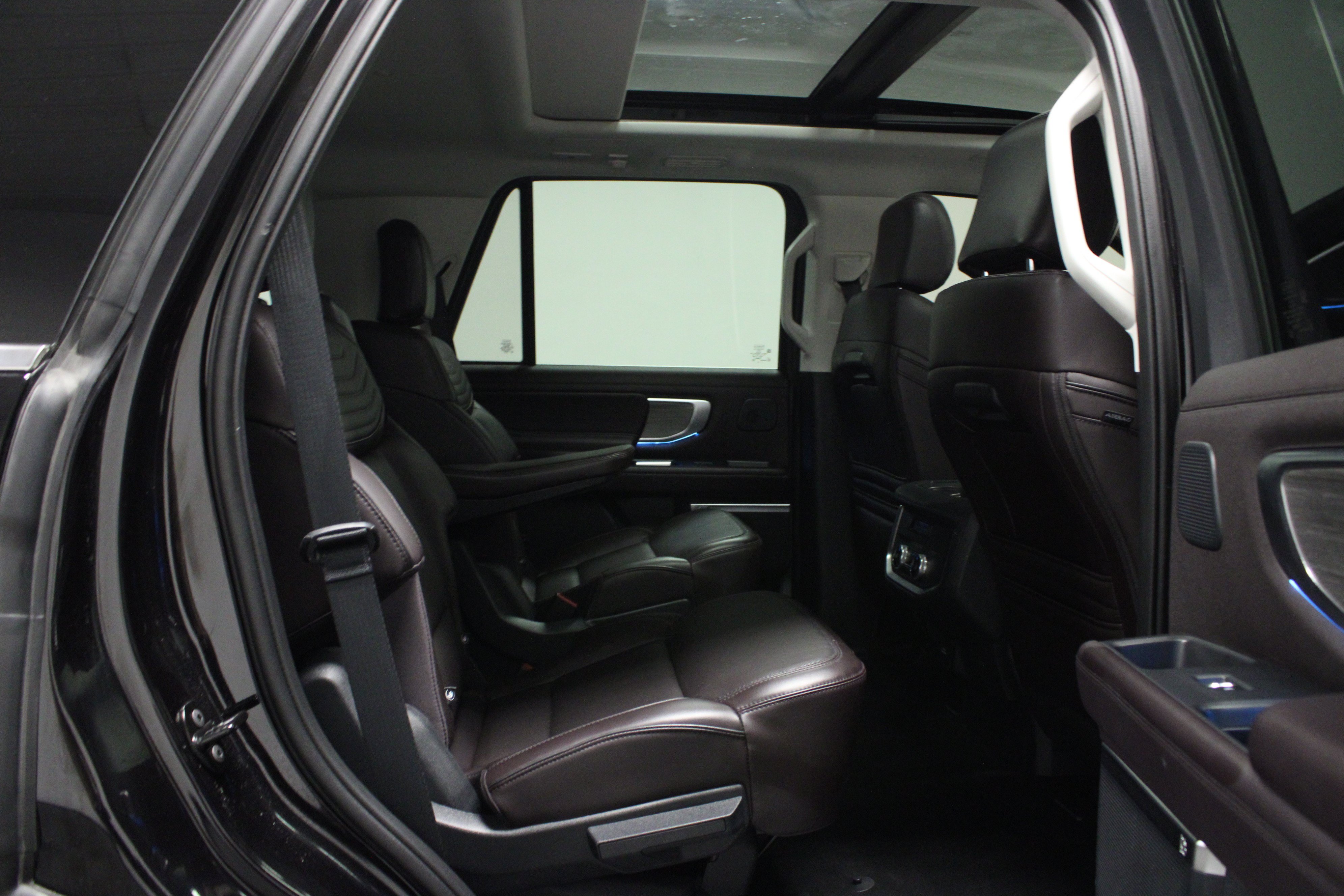 Used 2025 Ford Expedition Platinum w/ Platinum Ultimate Package AWD/4WD image 16