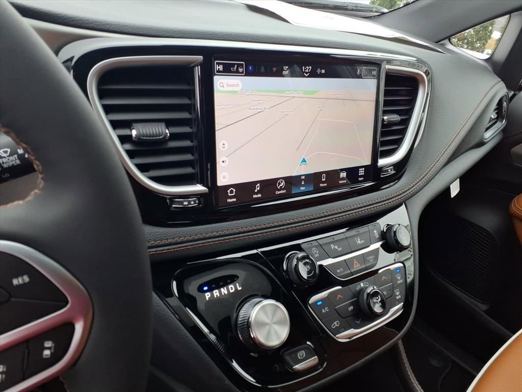 New 2026 Chrysler Pacifica Pinnacle w/ Trailer Tow Group AWD/4WD image 12