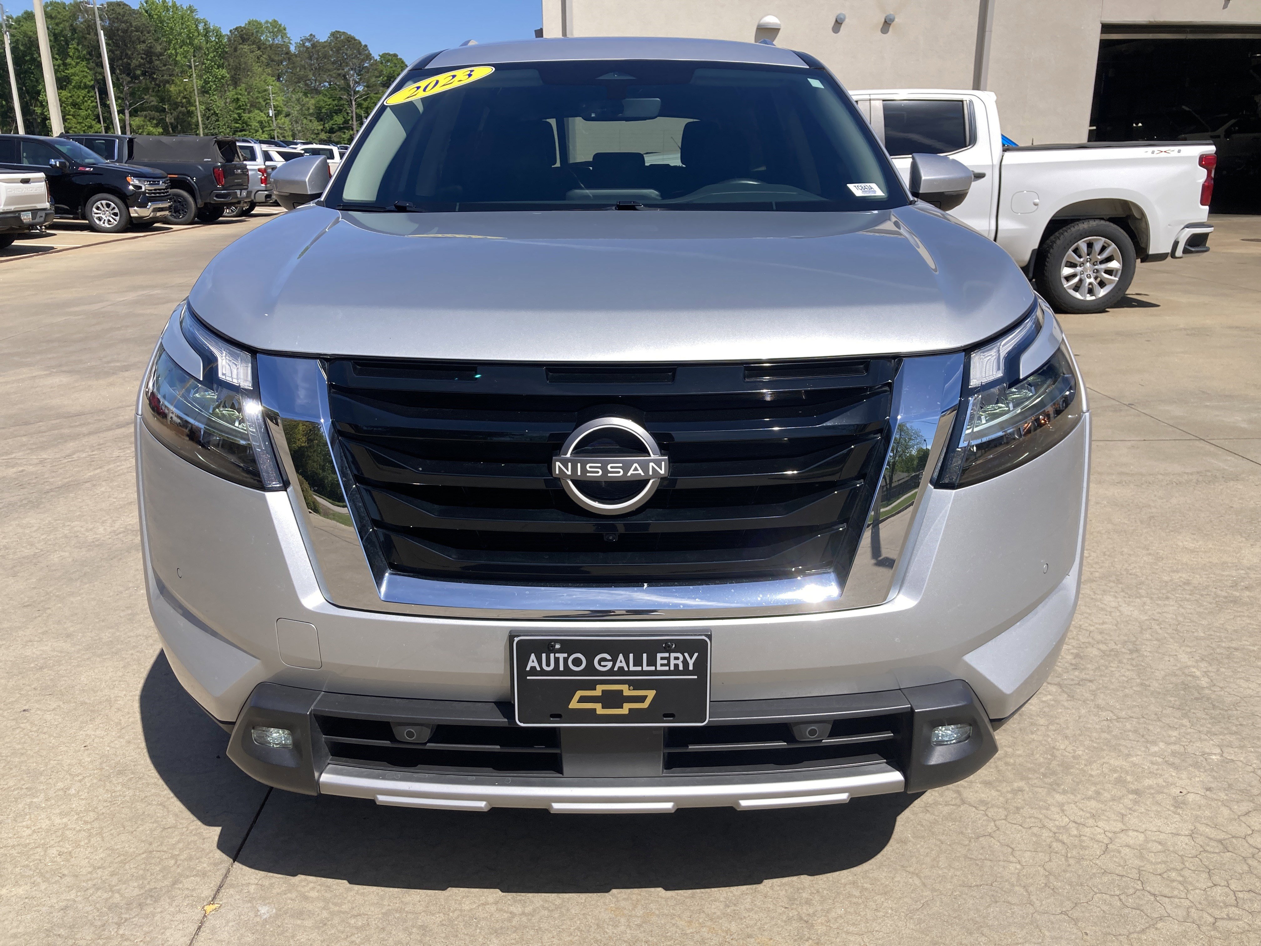Used 2023 Nissan Pathfinder SL image 2