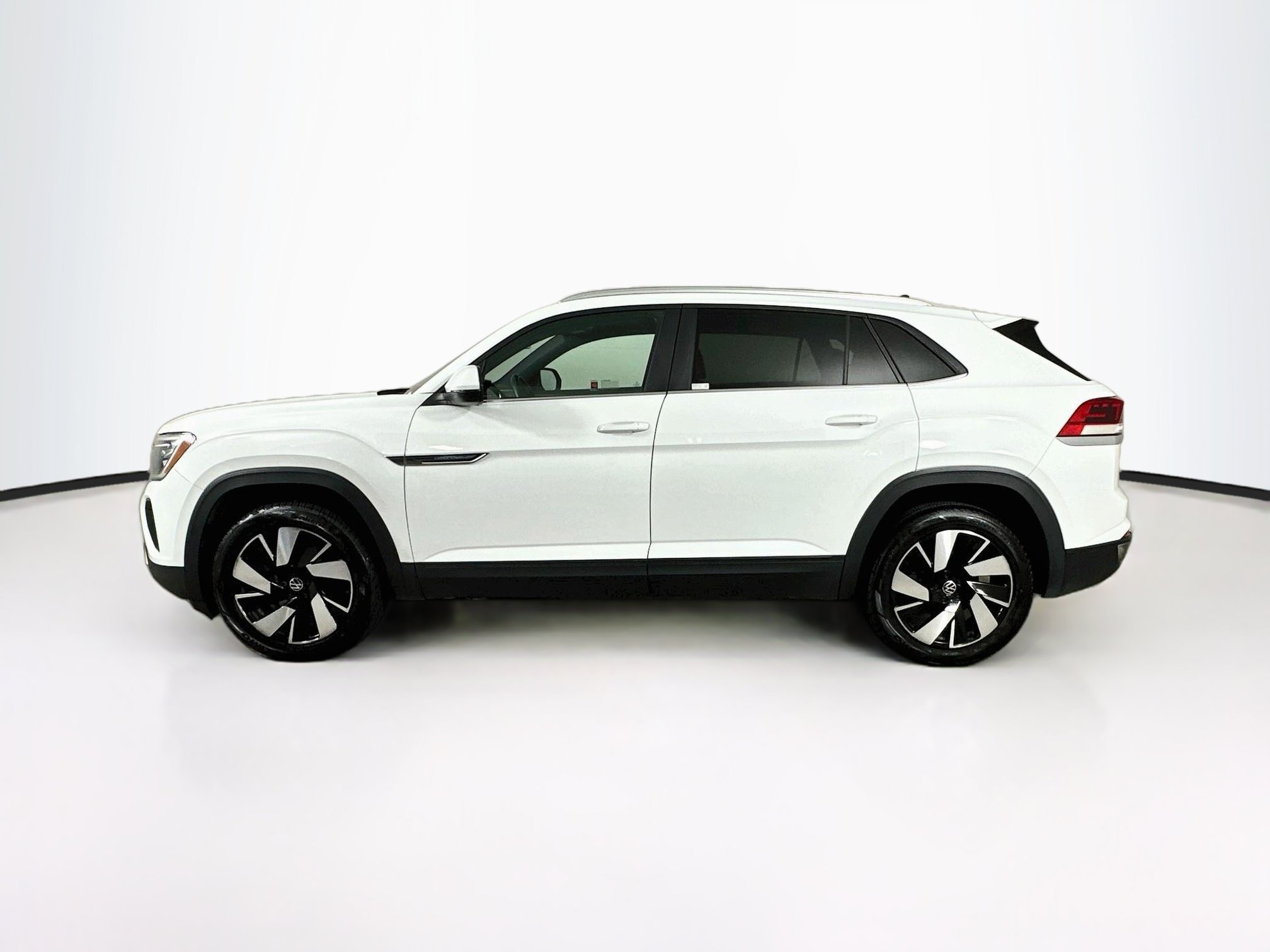 Used 2025 Volkswagen Atlas Cross Sport SE FWD image 4