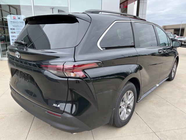 Used 2025 Toyota Sienna XLE w/ XLE Plus Package AWD/4WD image 8