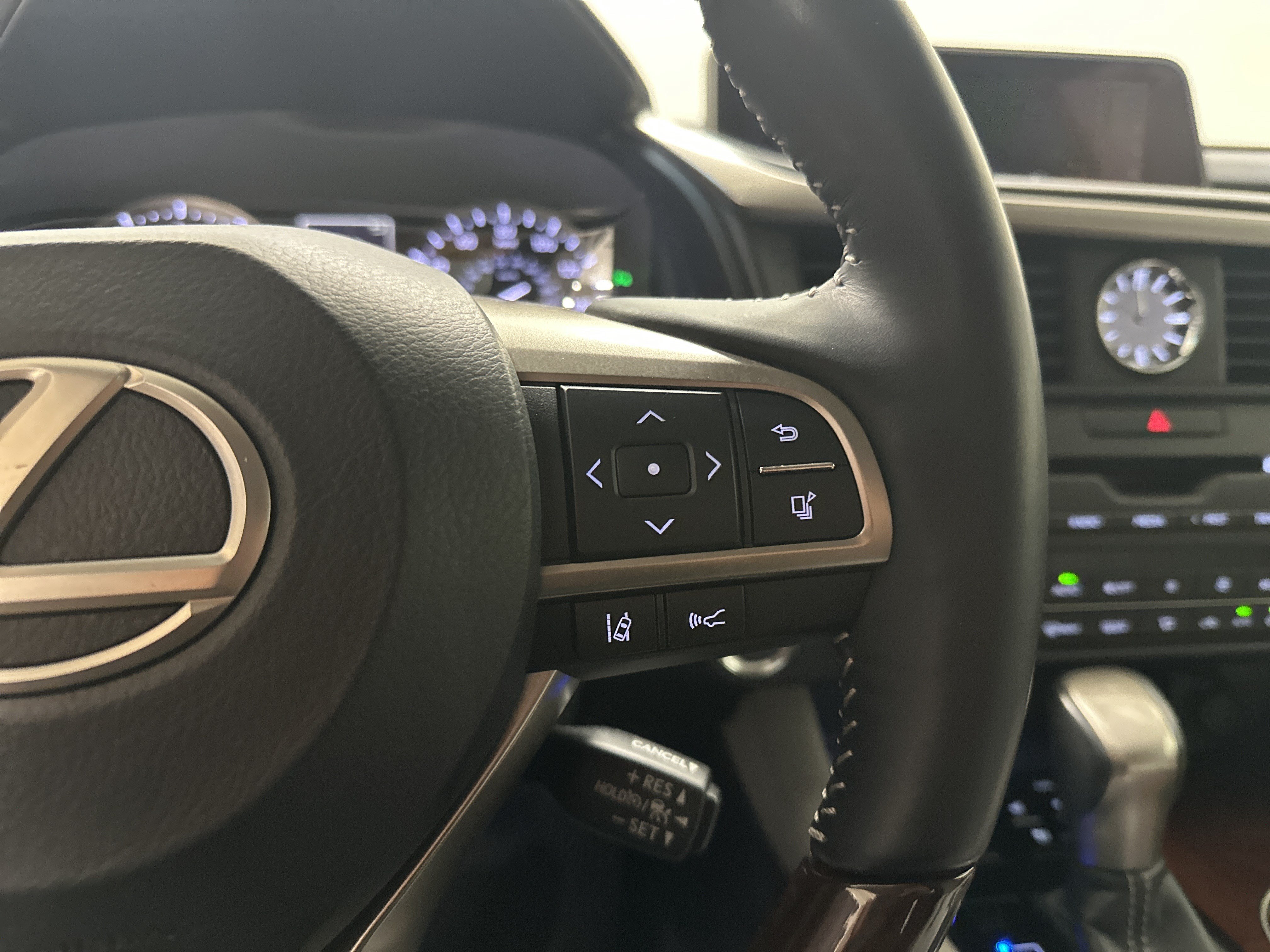 Used 2018 Lexus RX 350L AWD w/ Premium Package image 21