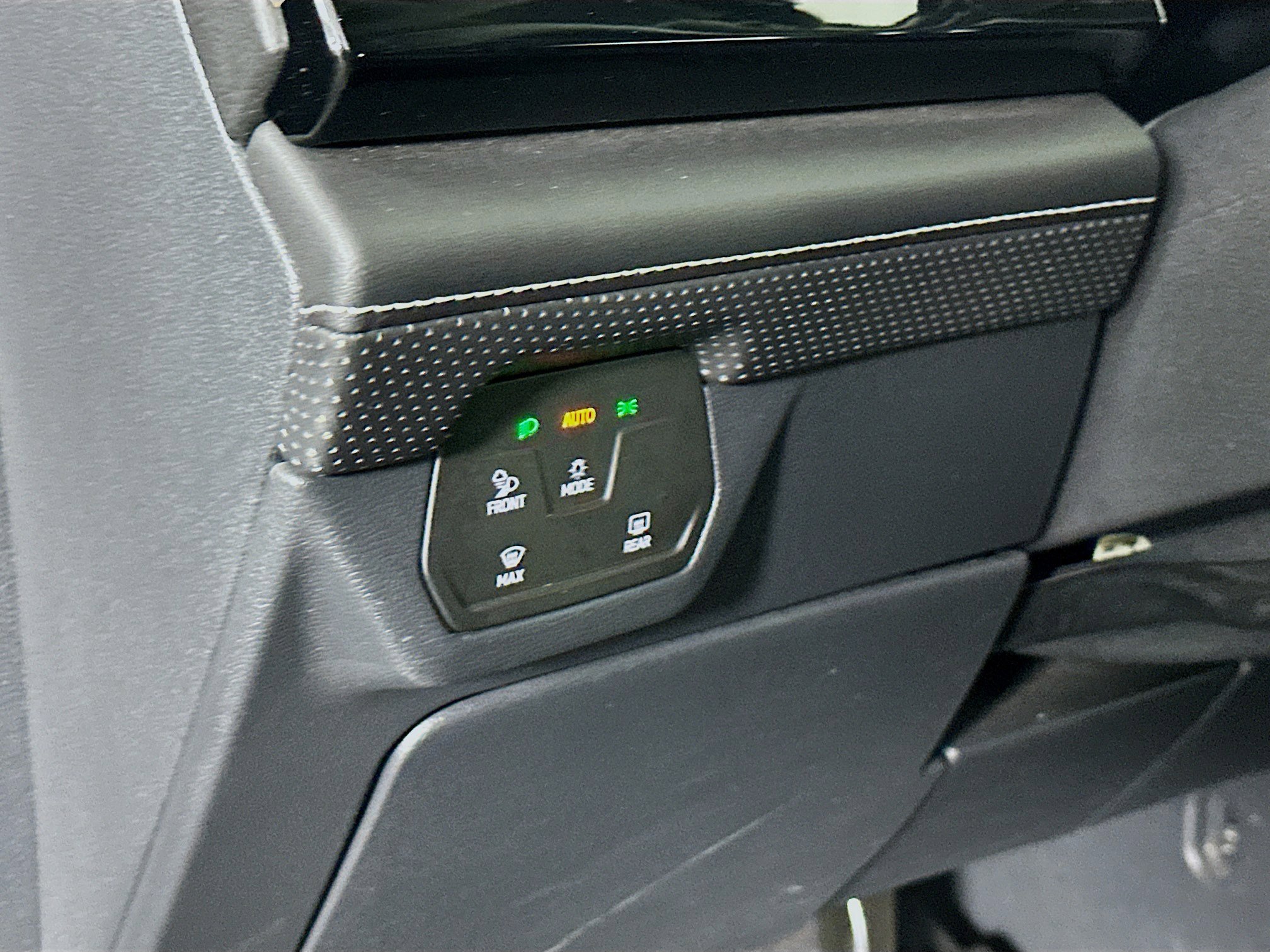 Used 2024 Volkswagen Atlas SE image 17