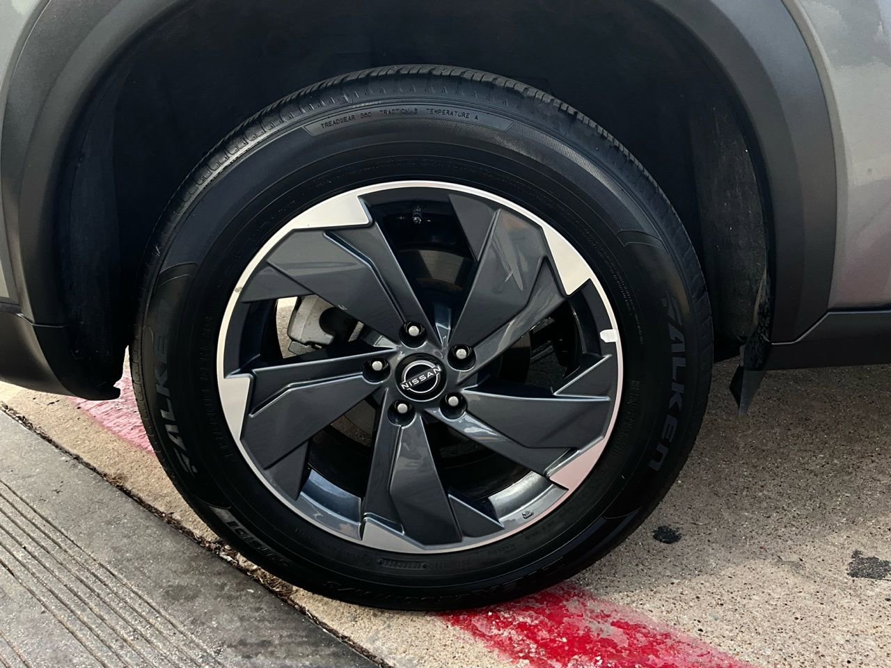 Used 2025 Nissan Rogue SV image 9