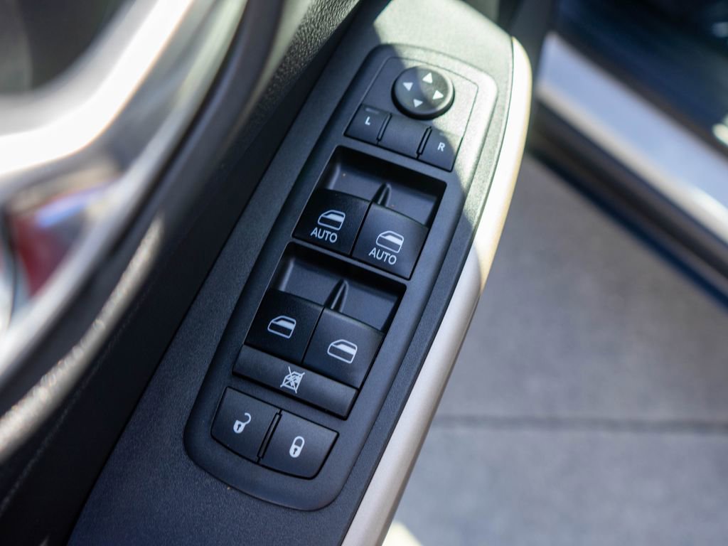 Used 2018 Jeep Cherokee Limited w/ Luxury Group image 16