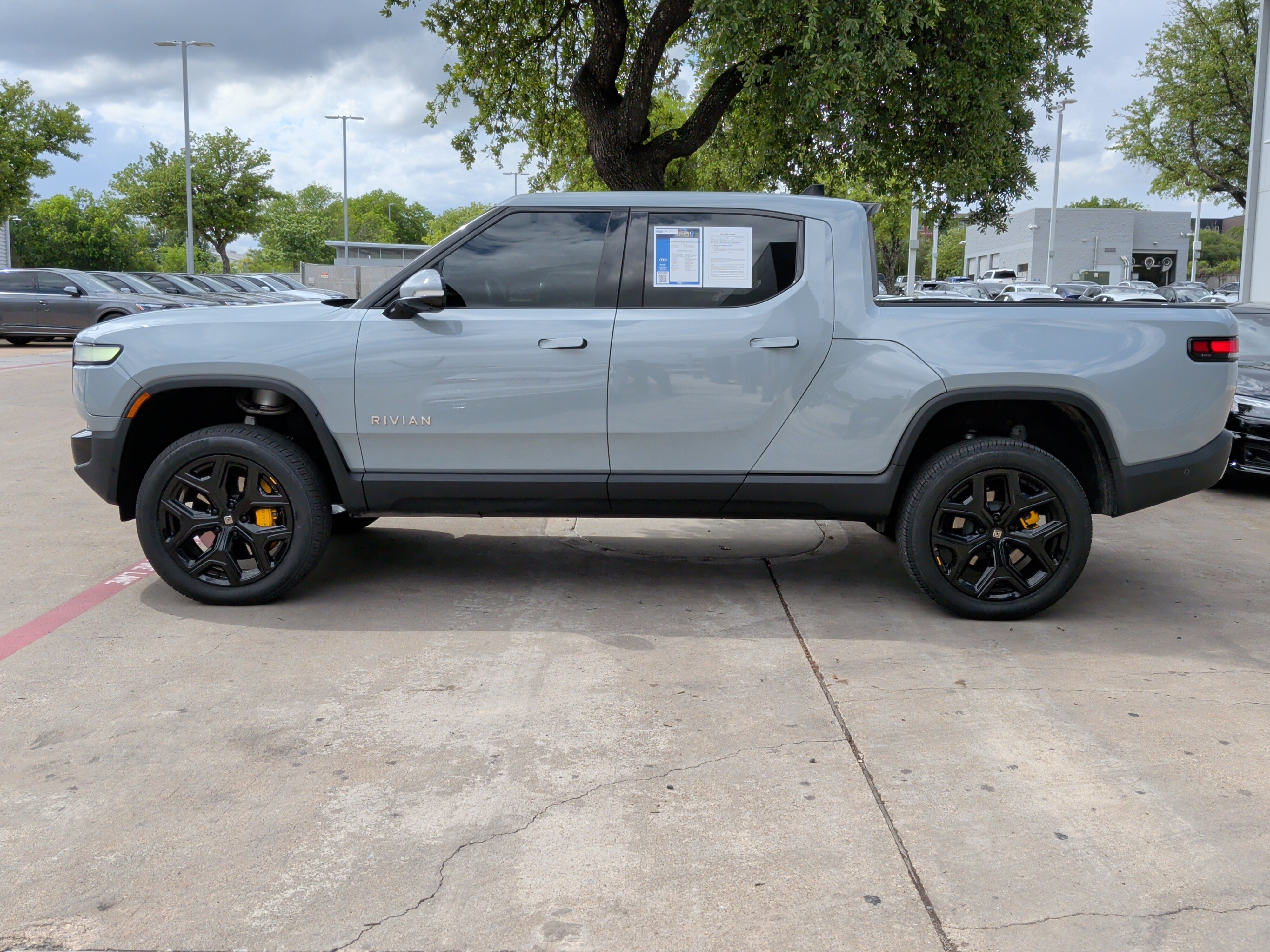 Used 2023 Rivian R1T Adventure image 7