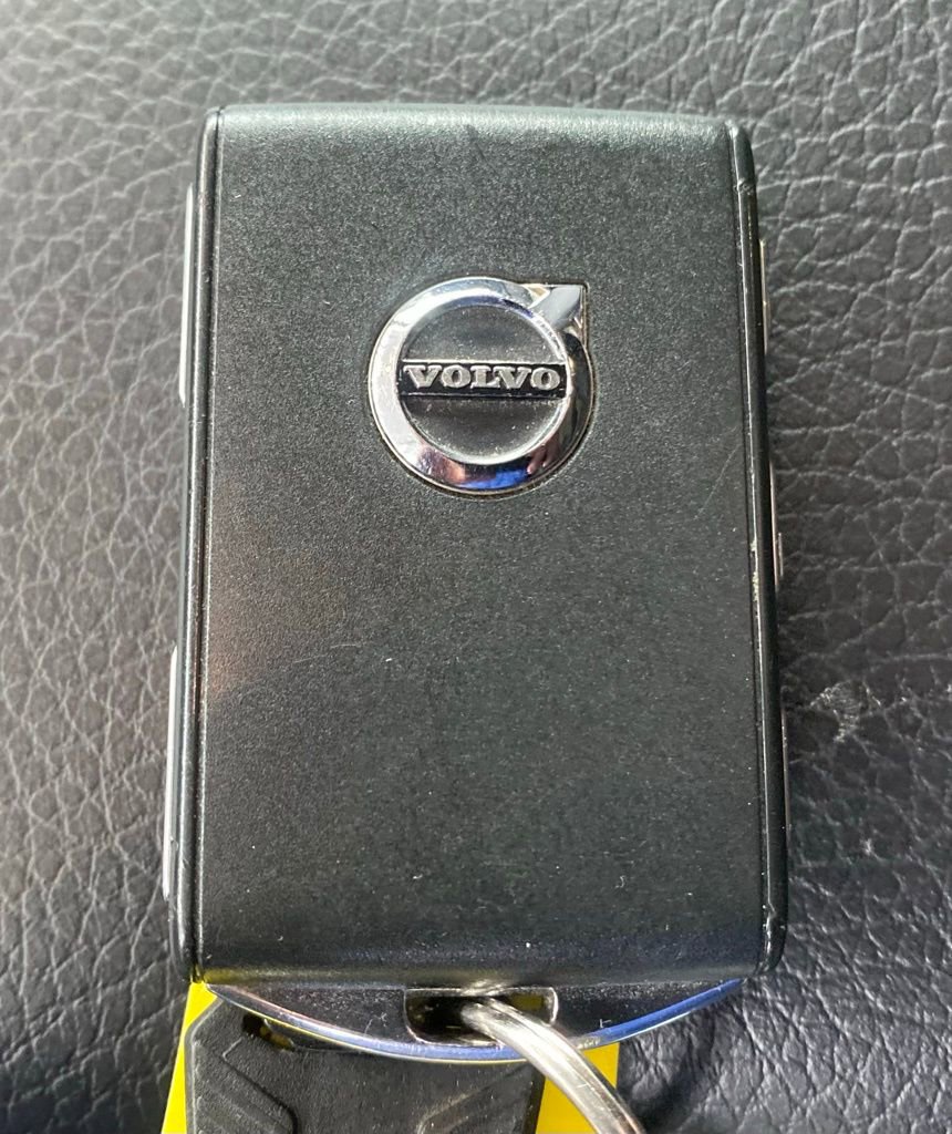 Used 2021 Volvo XC60 T6 Momentum image 33