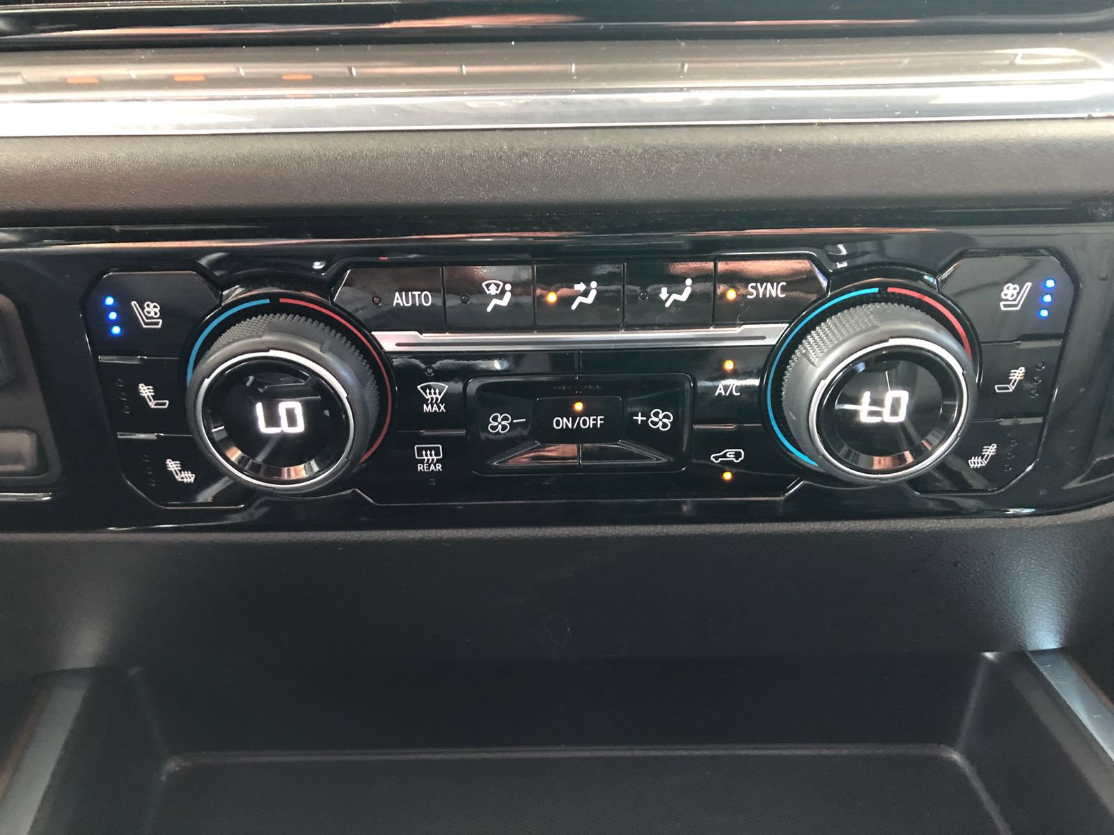 Used 2023 Chevrolet Silverado 1500 High Country w/ High Country Premium Package AWD/4WD image 26