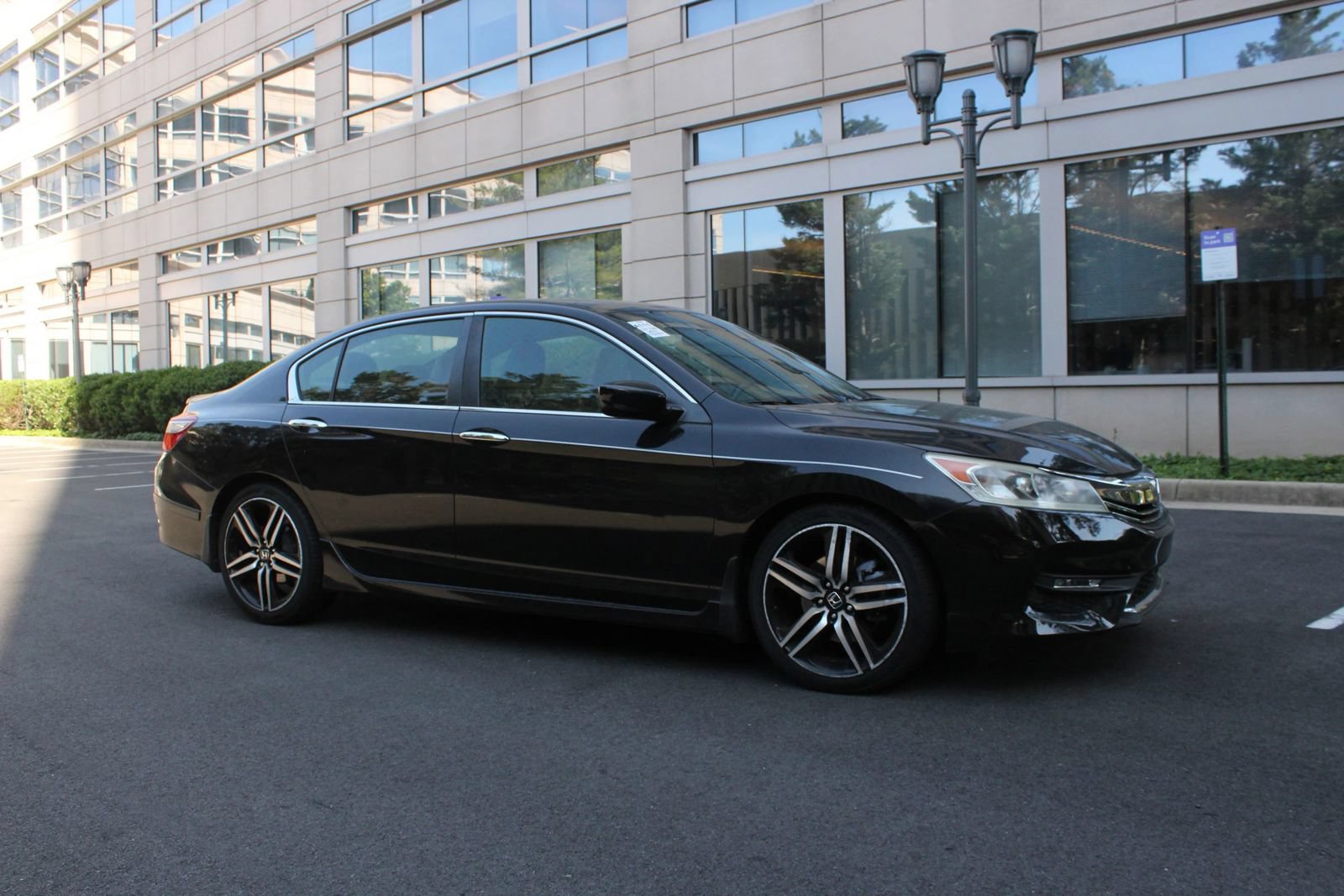 Used 2017 Honda Accord Sport Special Edition image 2