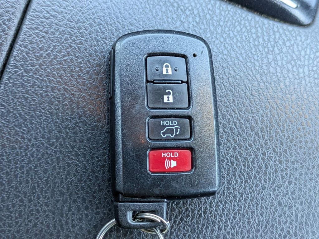 Used 2019 Toyota Highlander XLE FWD image 31