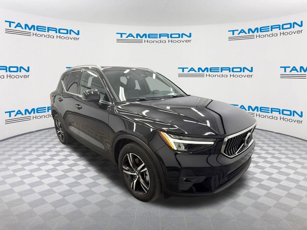 Used 2023 Volvo XC40 B5 Plus image 7