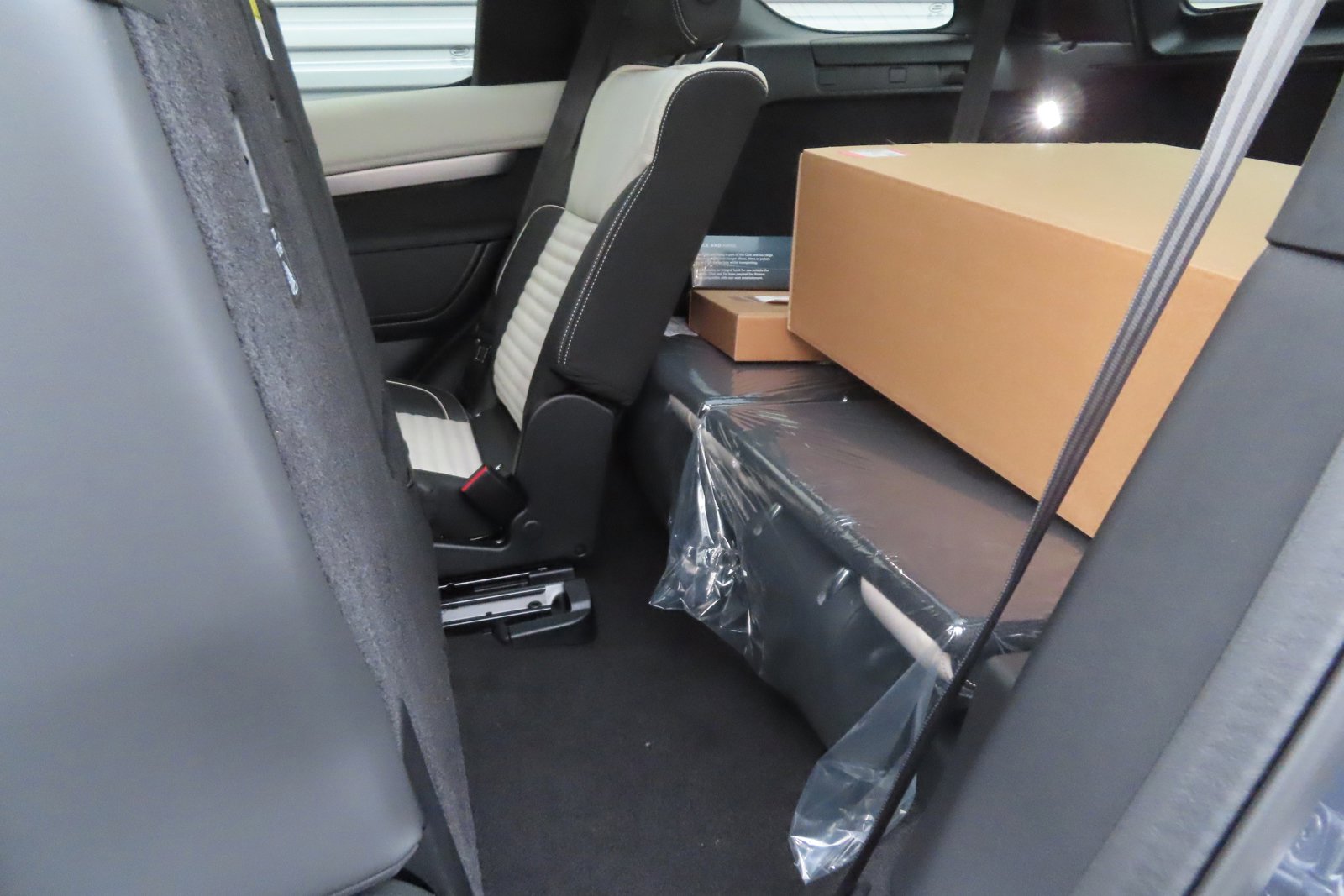 New 2024 Land Rover Discovery Dynamic SE image 8