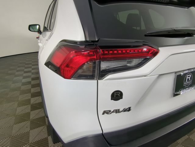 Used 2021 Toyota RAV4 LE AWD/4WD image 32