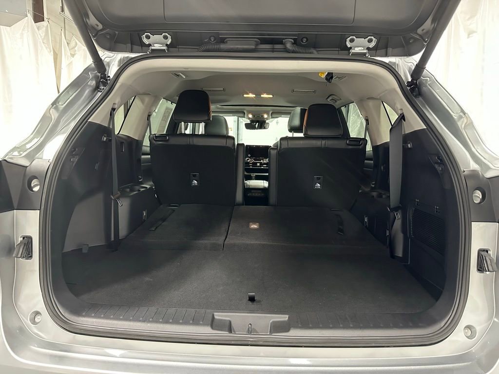 Used 2025 Toyota Highlander XLE AWD/4WD image 55