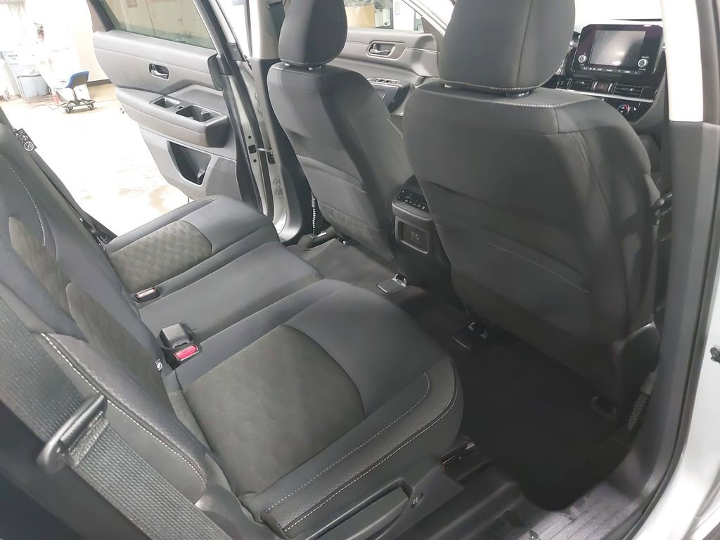 Used 2025 Nissan Pathfinder SV image 11
