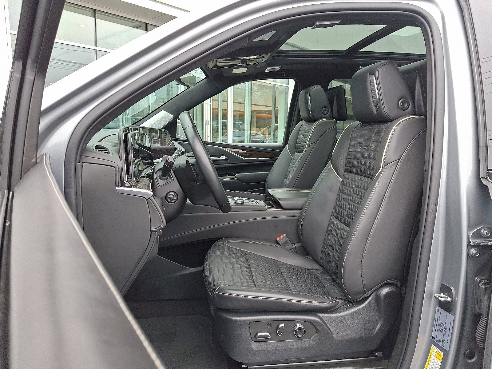 Used 2023 Cadillac Escalade ESV Sport Platinum w/ LPO, ONYX Package image 18