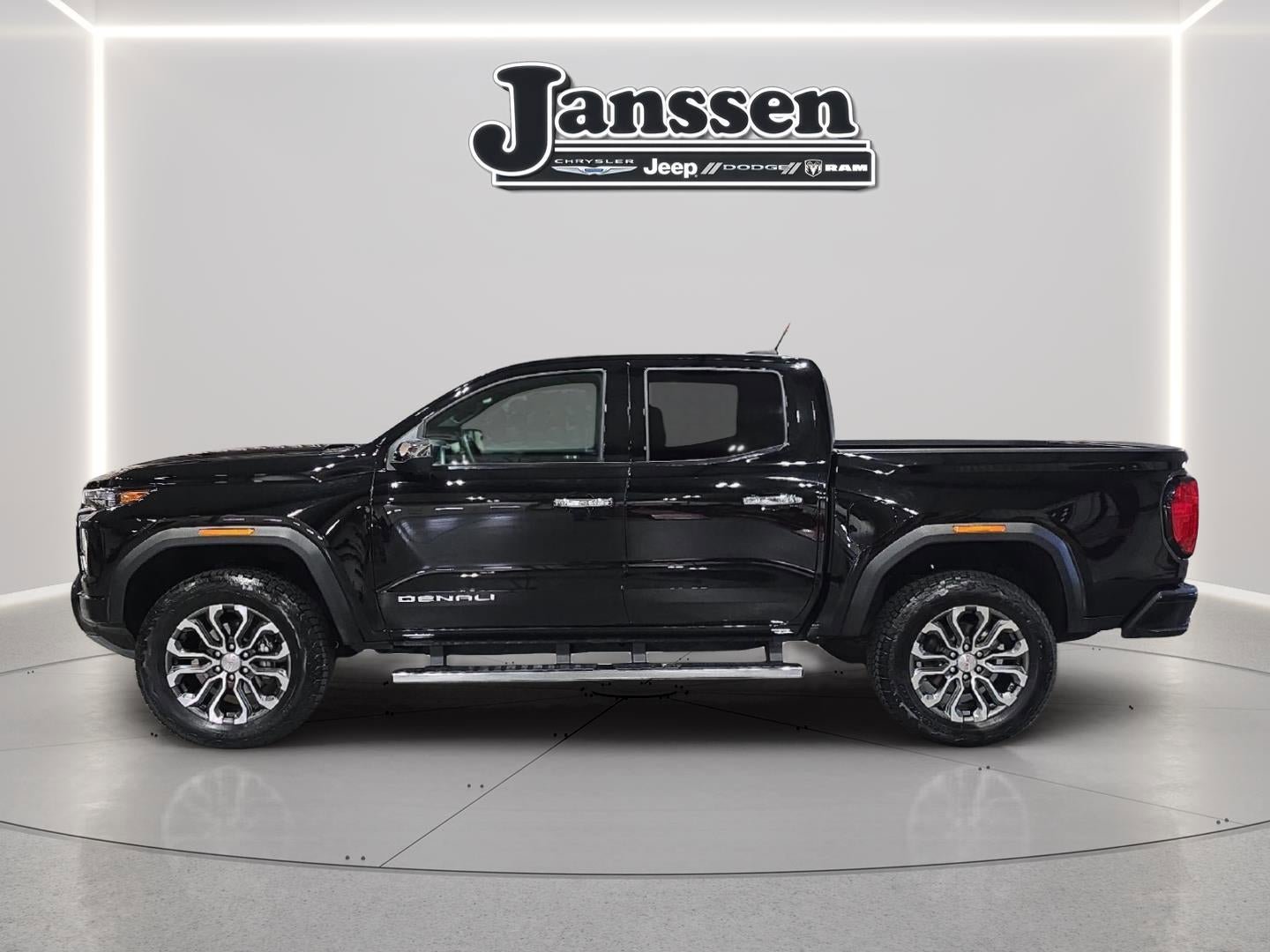 Used 2024 GMC Canyon Denali AWD/4WD image 2