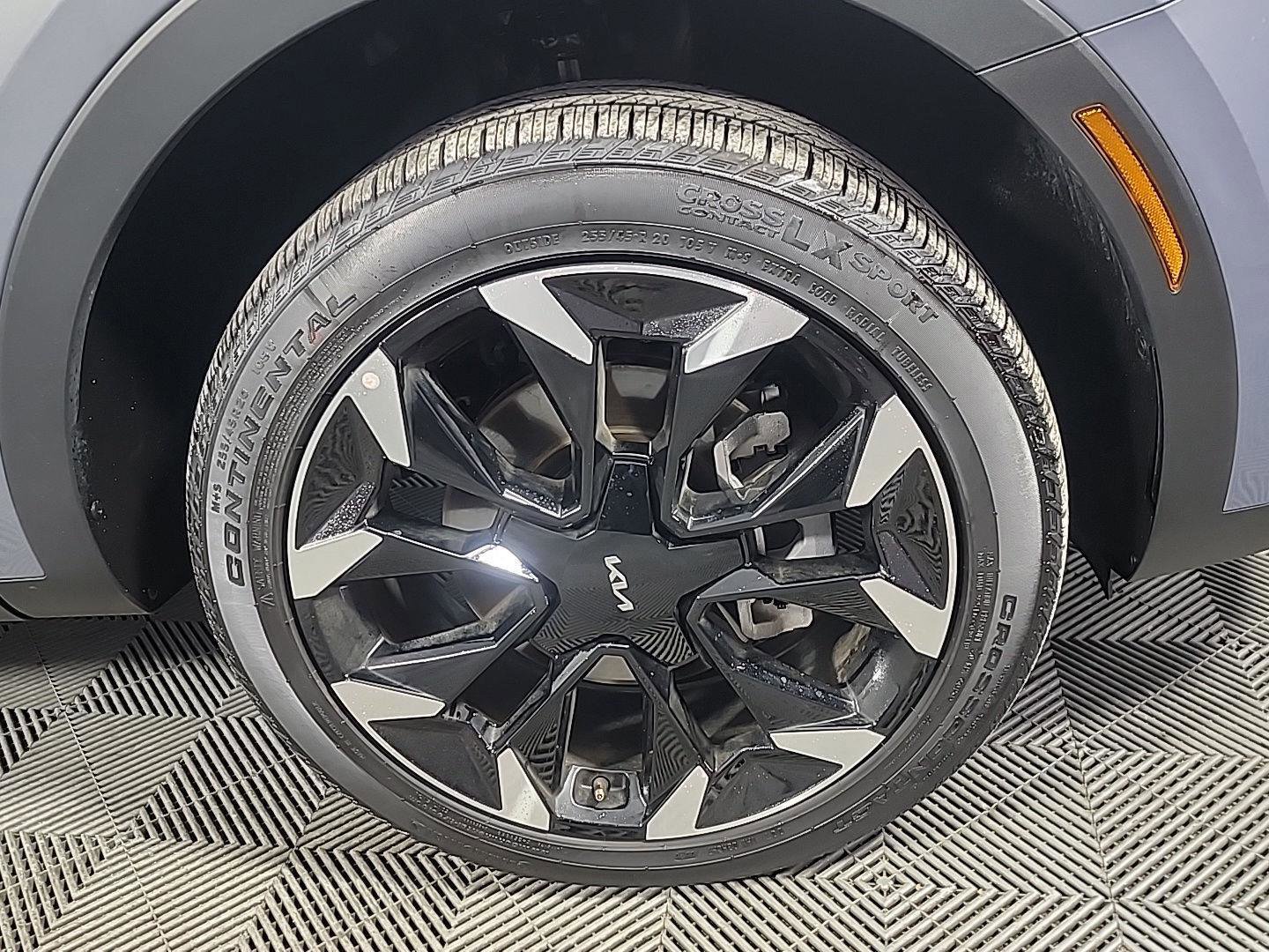 Used 2025 Kia Sorento EX w/ Panoramic Sunroof Package image 3