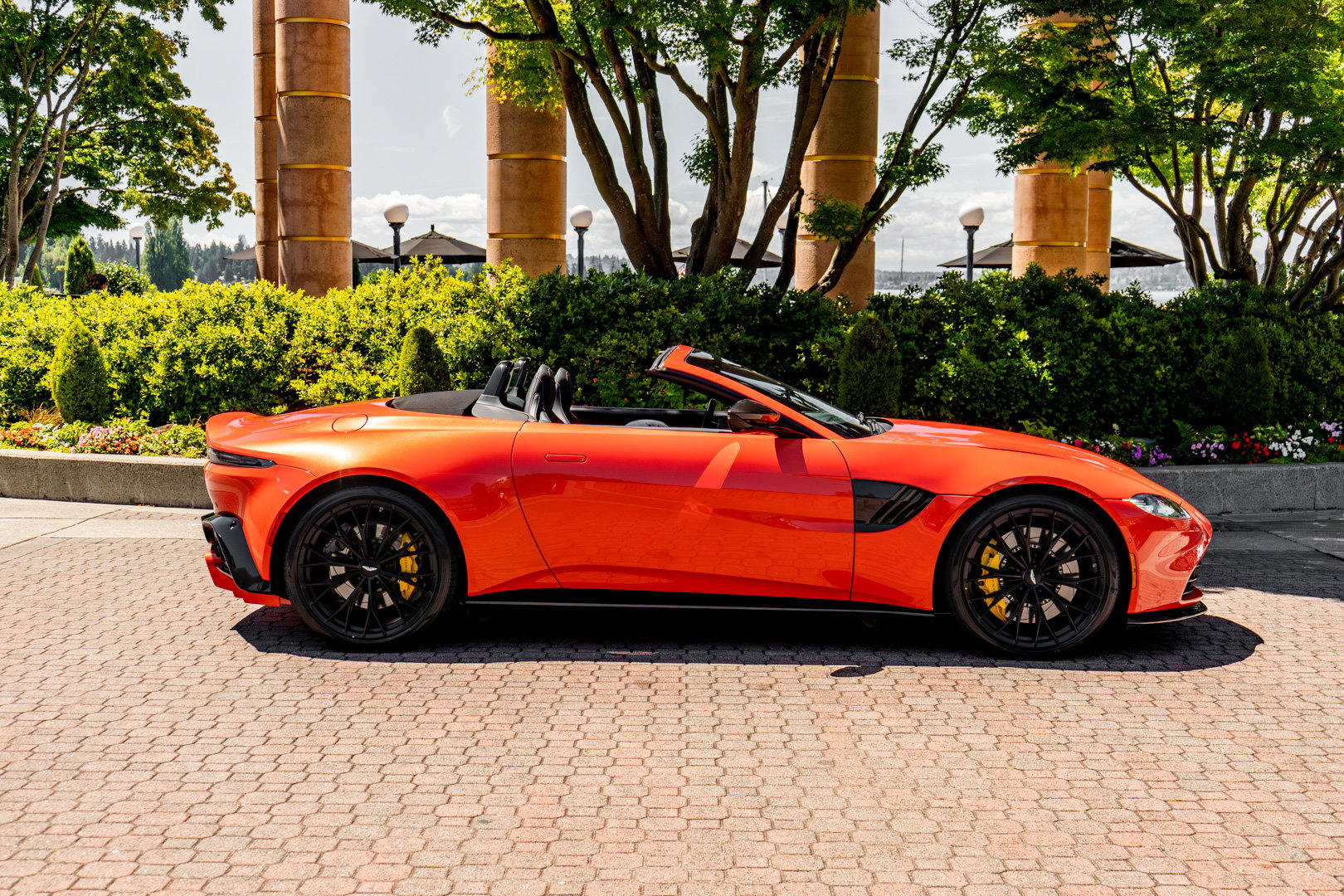 Used 2023 Aston Martin V8 Vantage Roadster RWD image 43
