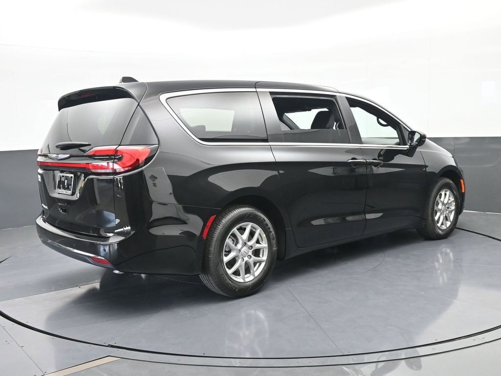 New 2026 Chrysler Pacifica Select image 6
