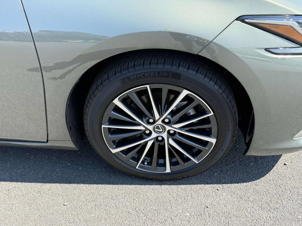 Used 2025 Lexus ES 350 w/ Premium Package FWD image 7