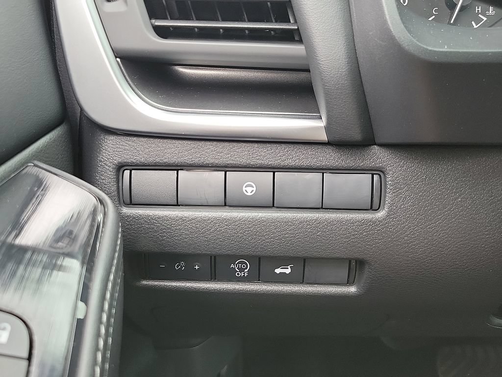Used 2025 Nissan Rogue SV AWD/4WD image 14