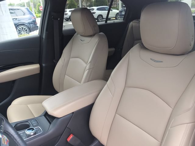 Used 2024 Cadillac XT4 Luxury w/ Cold Weather Package FWD image 23