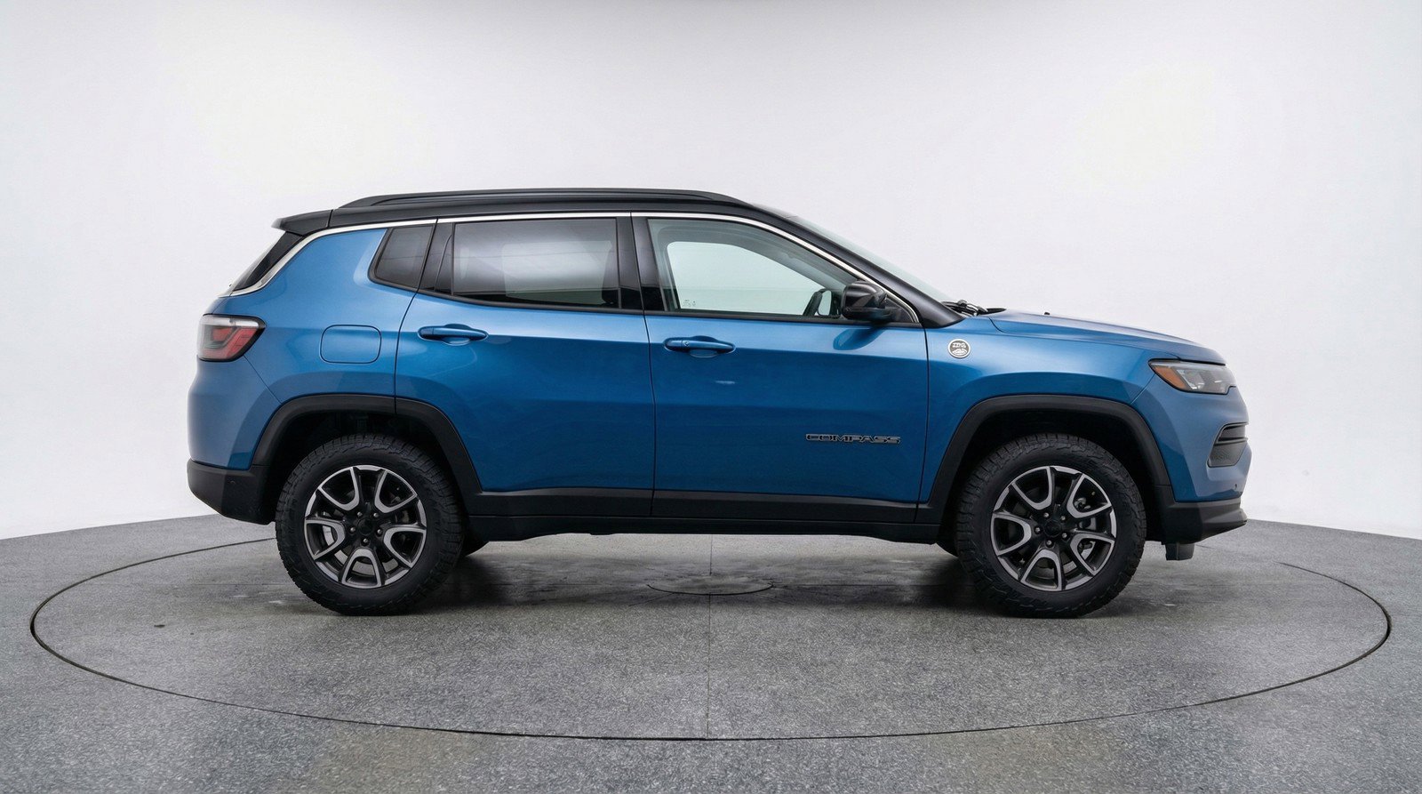Used 2025 Jeep Compass Trailhawk AWD/4WD image 11
