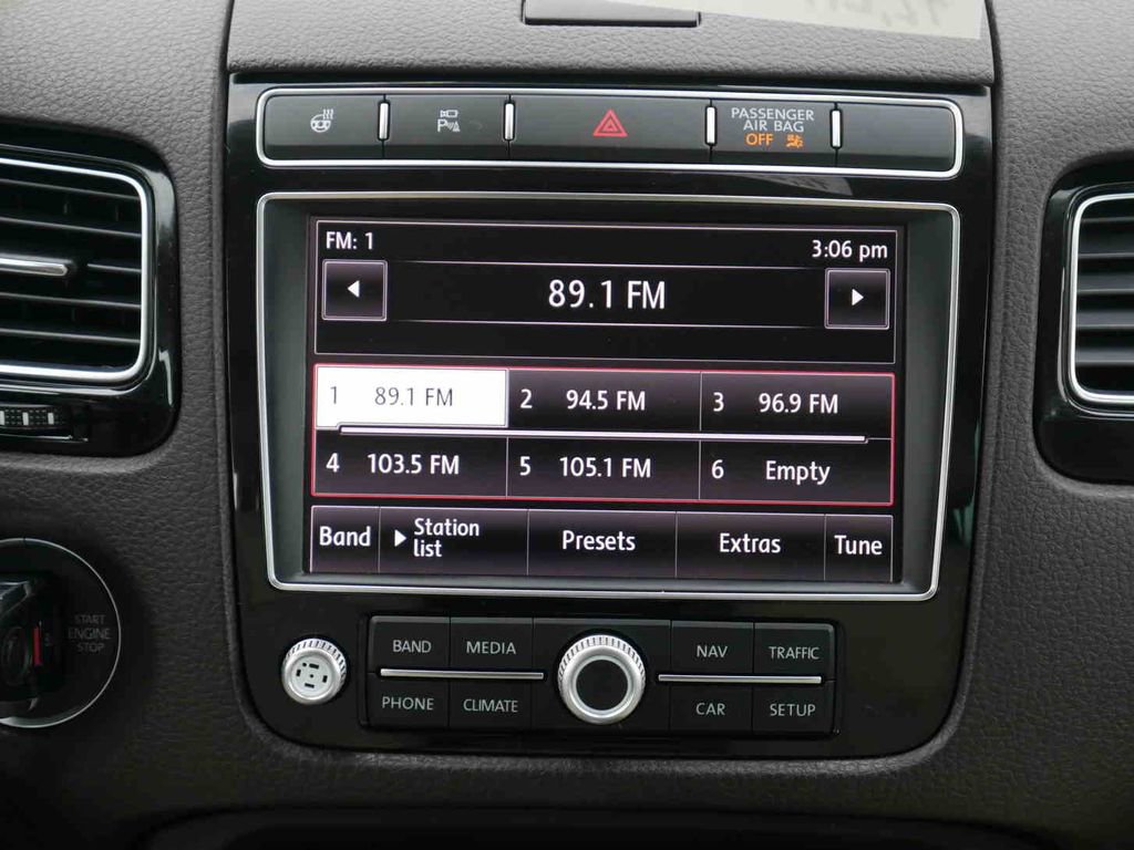 Used 2017 Volkswagen Touareg Sport image 5