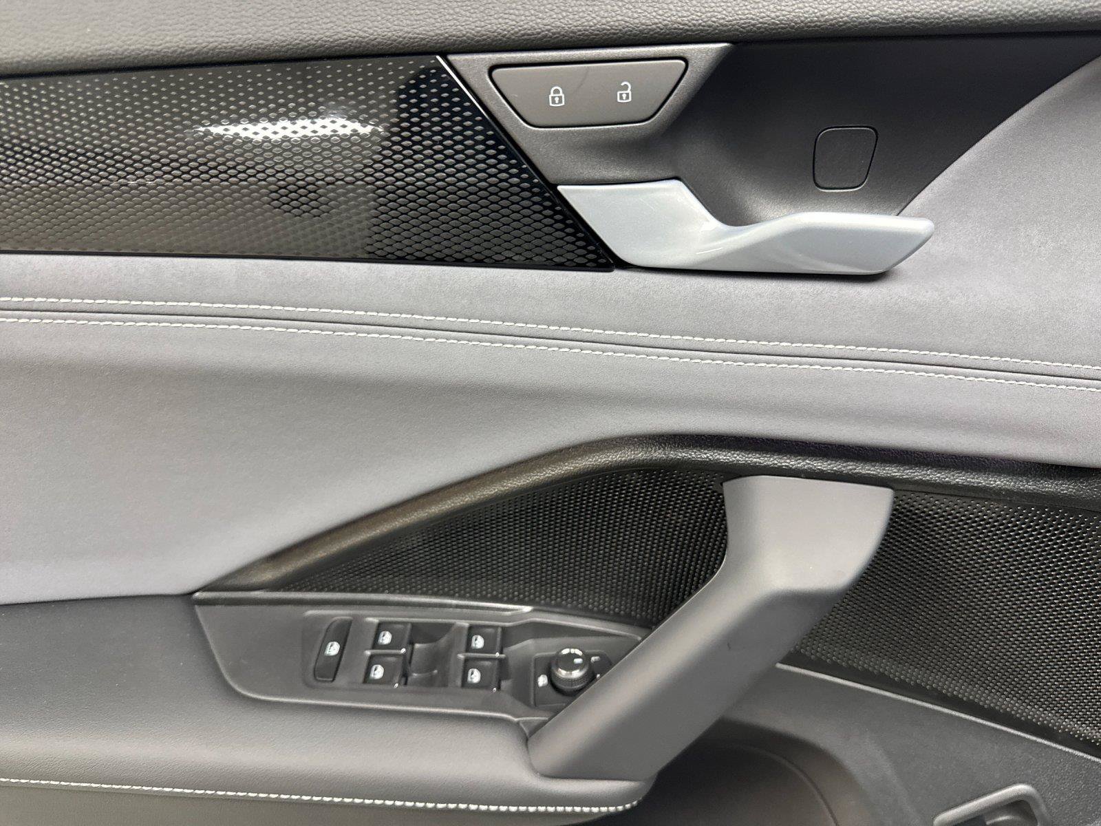 New 2026 Volkswagen Tiguan SE R-Line FWD image 10