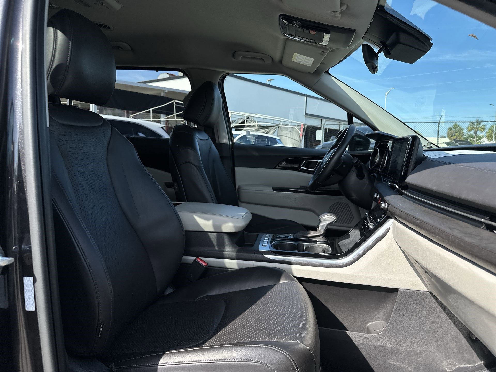 Used 2024 Kia Carnival EX FWD image 25