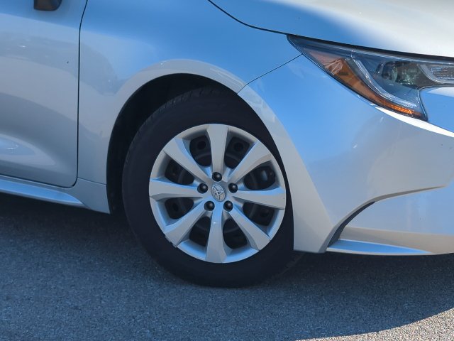 Used 2025 Toyota Corolla LE FWD image 2
