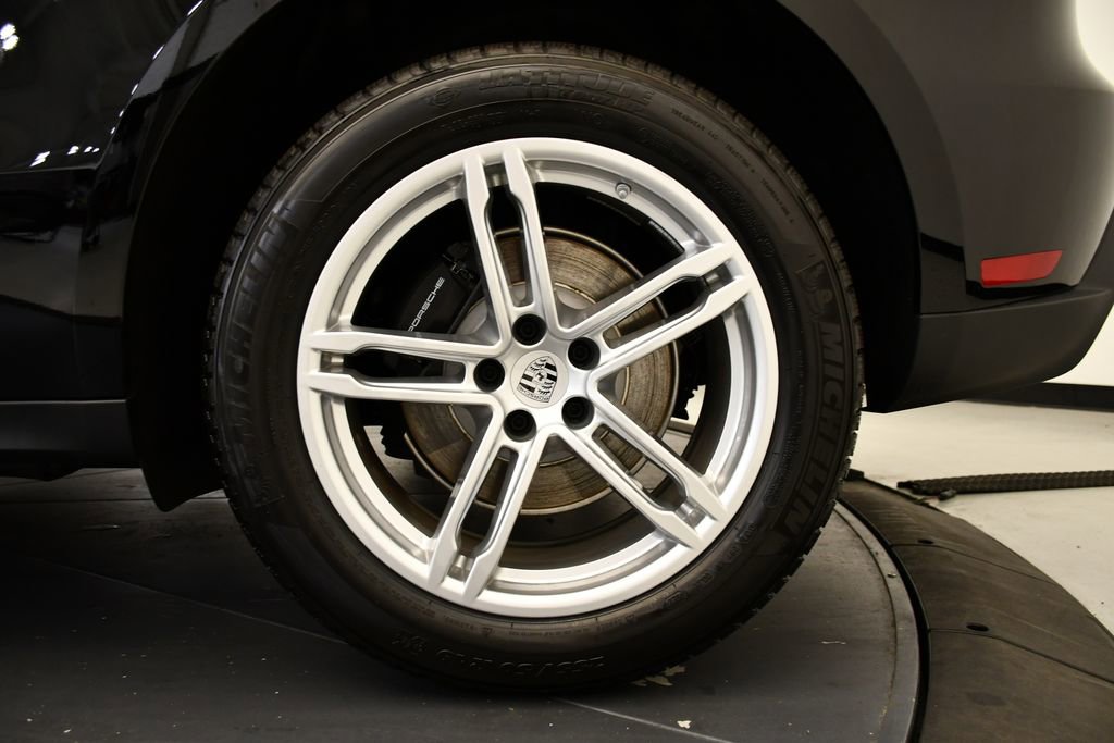 Certified 2025 Porsche Macan image 17