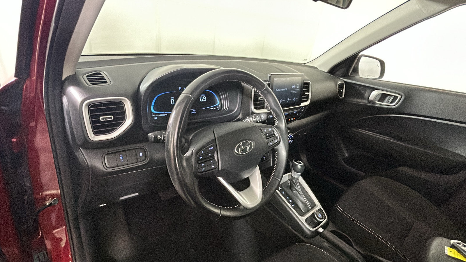 Certified 2024 Hyundai Venue SEL FWD image 17