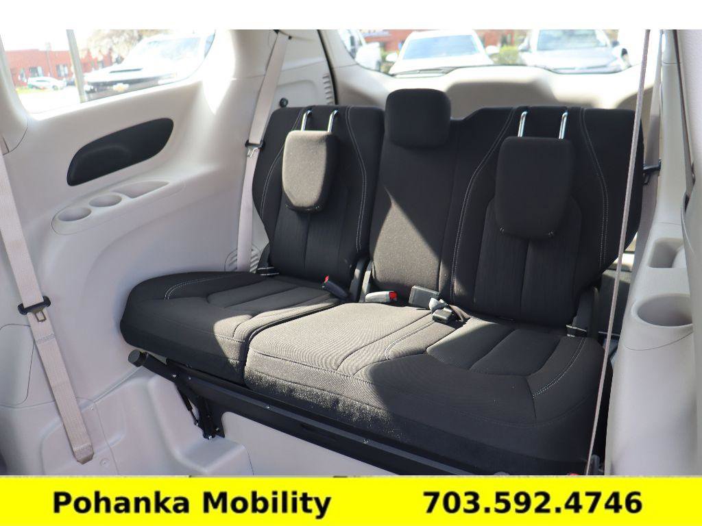 Used 2023 Chrysler Voyager LX image 26