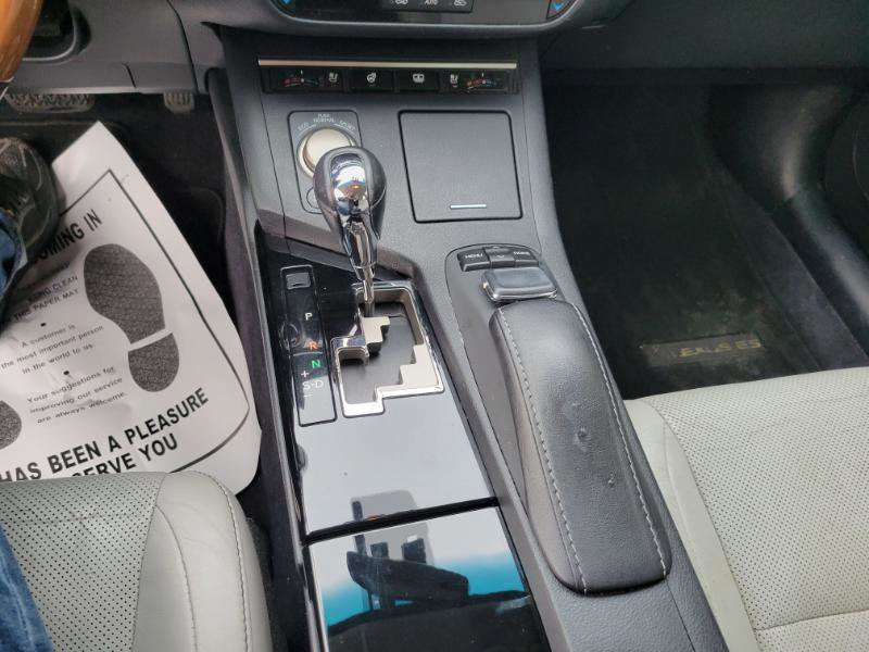 Used 2015 Lexus ES 300h w/ Navigation System Package image 21