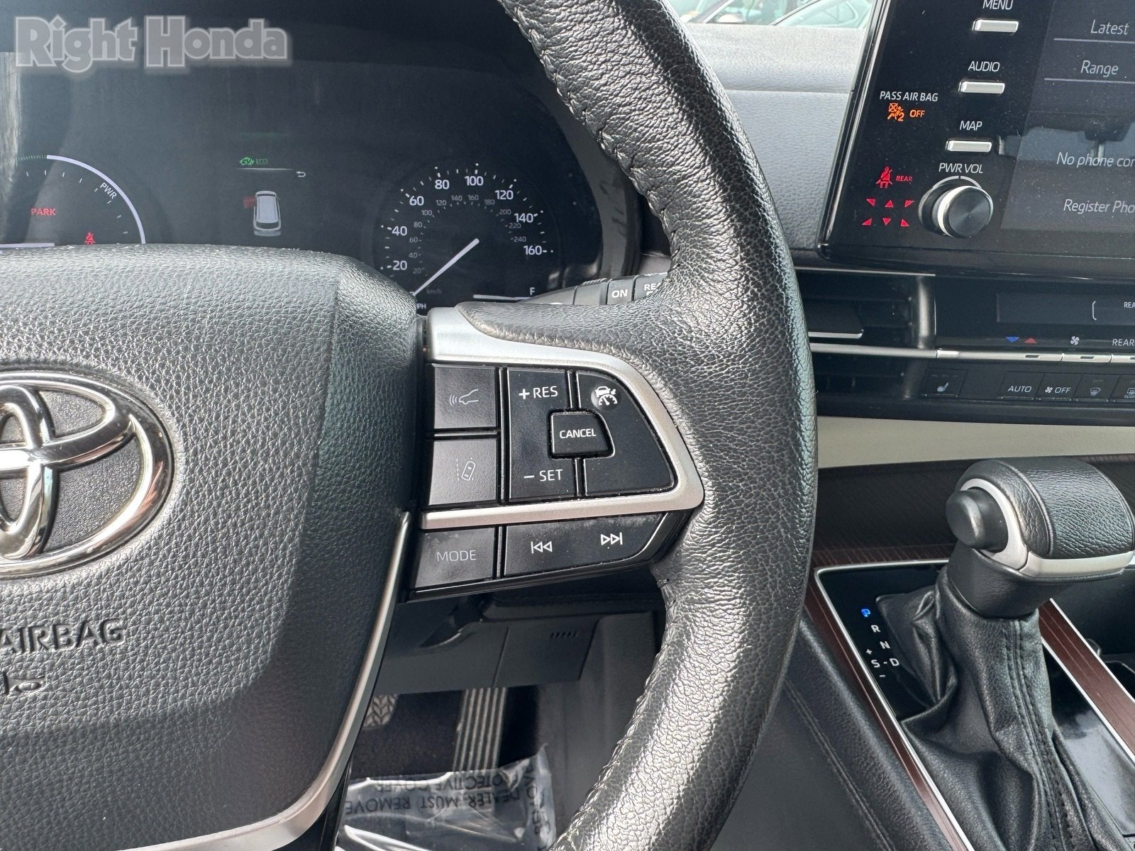 Used 2024 Toyota Sienna XLE image 29