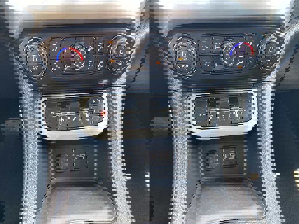 Used 2023 GMC Acadia SLE image 34