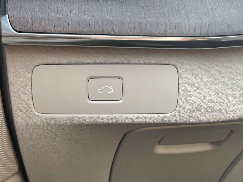 Used 2026 Volvo XC90 B6 Ultra w/ Lounge Package image 30